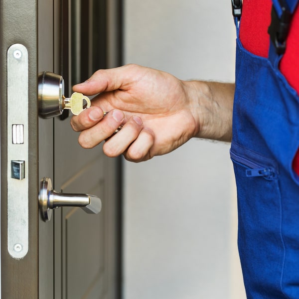 ofrecemos servicios de cerrajería residencial como cambio de cerraduras, instalación de cerrojos y apertura de puertas